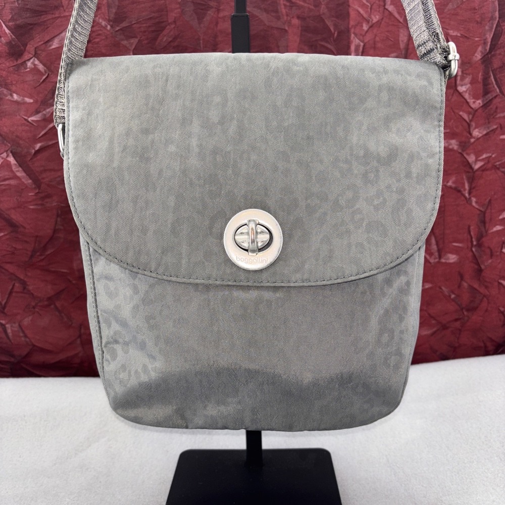BAGGALLINI BEIJING CROSSBODY‎ Travel BAG NYLON Turnlock Purse Gray Cheetah print